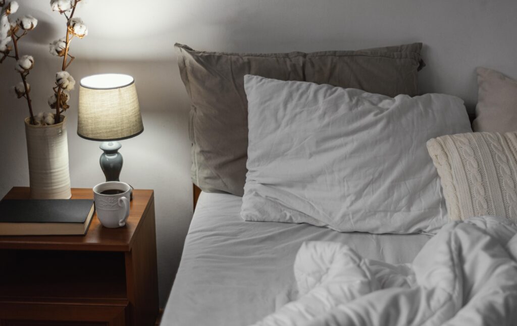 Dormitorio oscuro y acogedor ideal para dormir profundamente