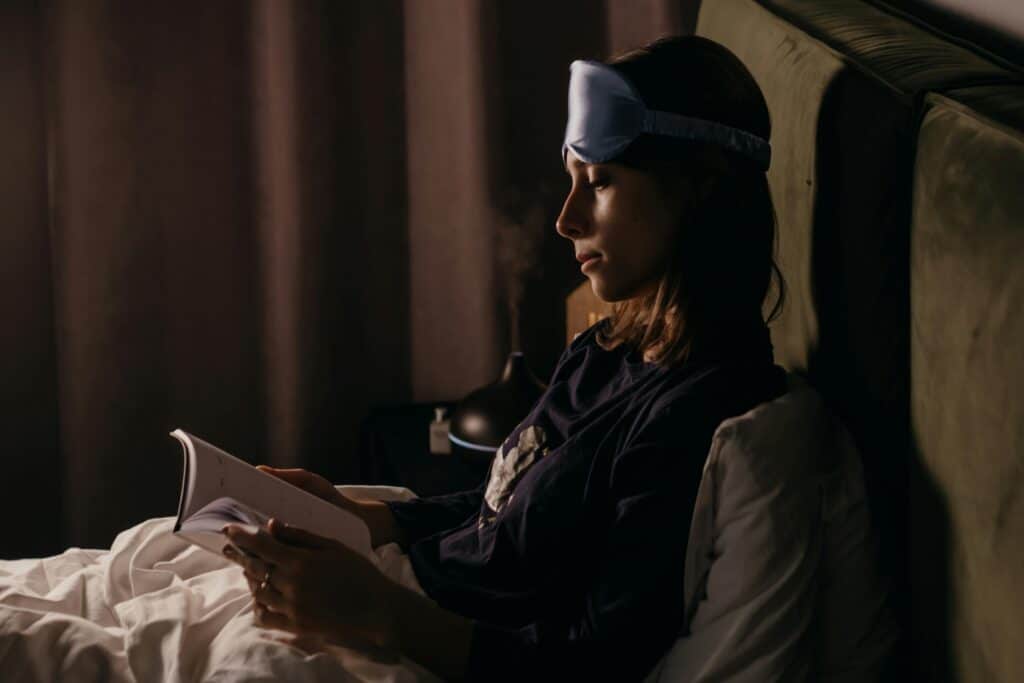 Sustituye las pantallas por un libro antes de dormir.